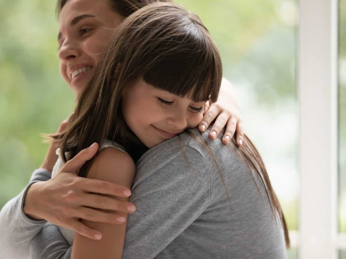 Πώς να διδάξετε στα παιδιά την καλοσύνη και την ενσυναίσθηση