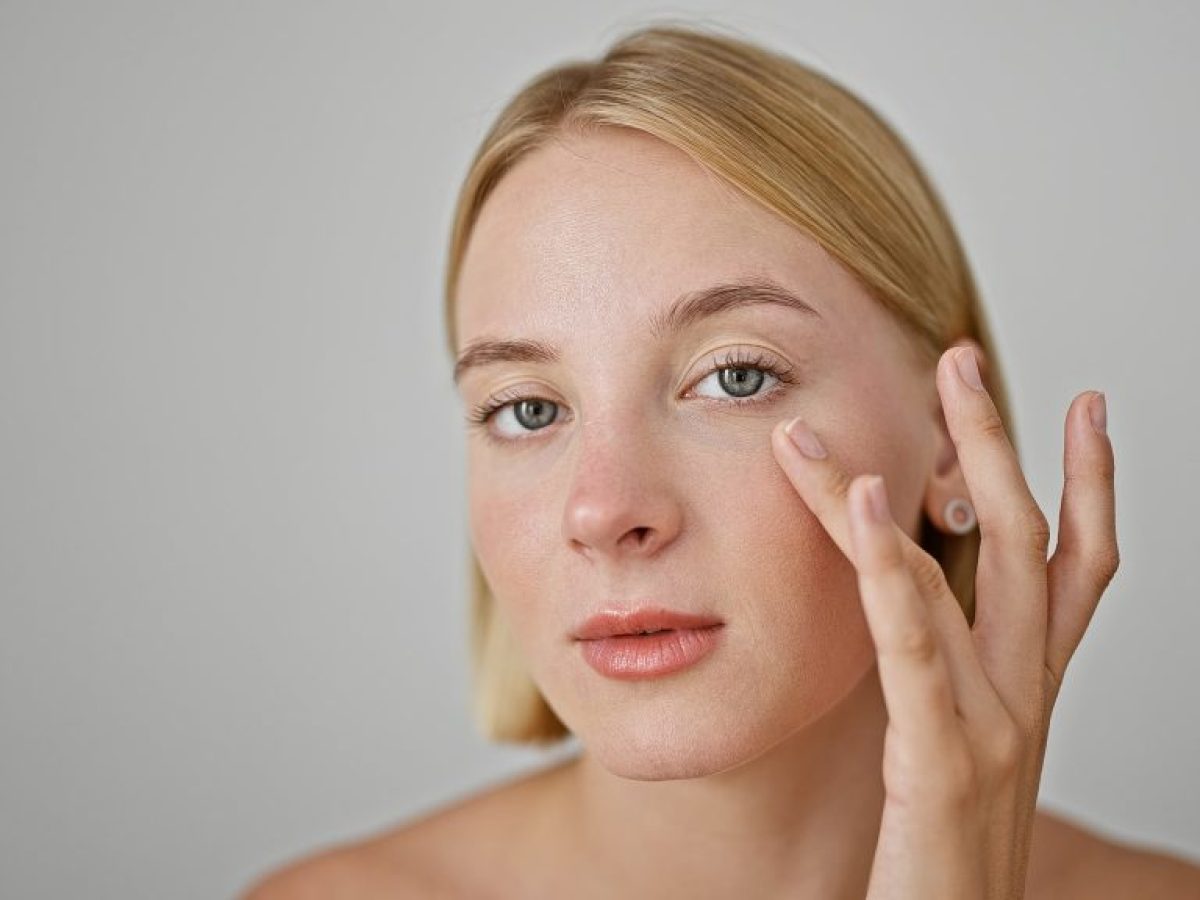 Πώς θα απαλλαγείτε από το πρήξιμο κάτω από τα μάτια