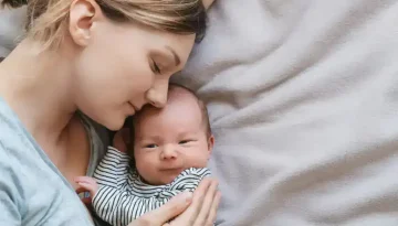 Πότε και πόσο συχνά να κρατάς το μωρό σου αγκαλιά; Η επιστήμη απαντά