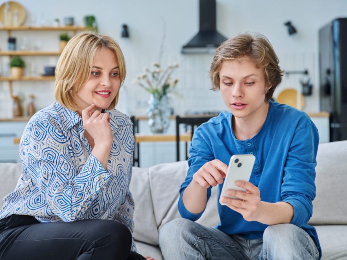 Τεχνητή Νοημοσύνη και Έφηβοι: Γιατί το “Είμαι εδώ για σένα” μπορεί να είναι μια επικίνδυνη παγίδα και πώς να προστατεύσετε τα παιδιά σας