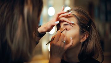 Θέλετε λαμπερό και με διάρκεια μακιγιάζ; Αυτή είναι η σωστή σειρά για να απλώνετε τα καλλυντικά σας