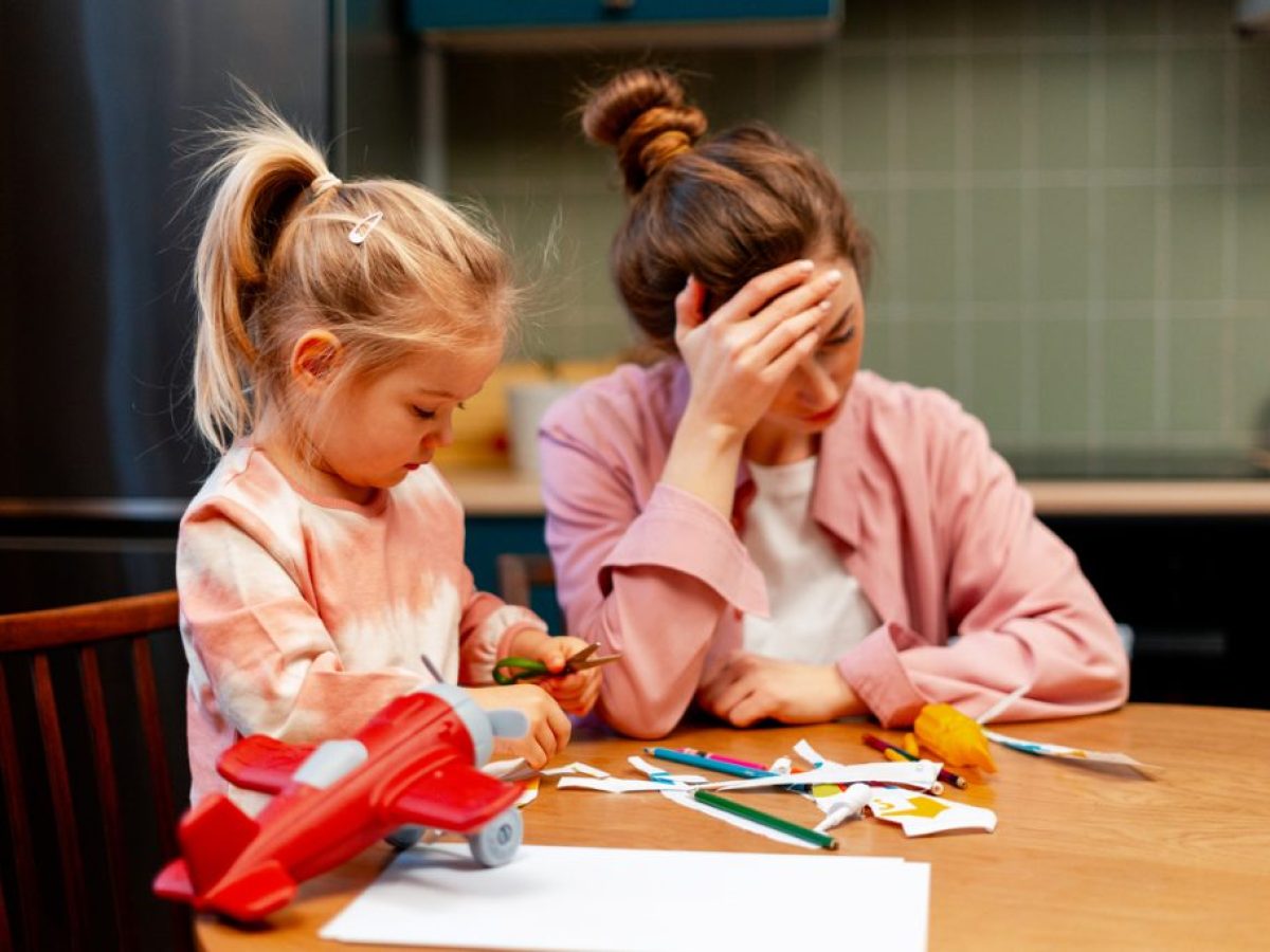 Θετική διαπαιδαγώγηση: 5 στρατηγικές για να γίνεις ο γονιός που θέλεις (ακόμα και όταν τα νεύρα σου είναι χάλια)