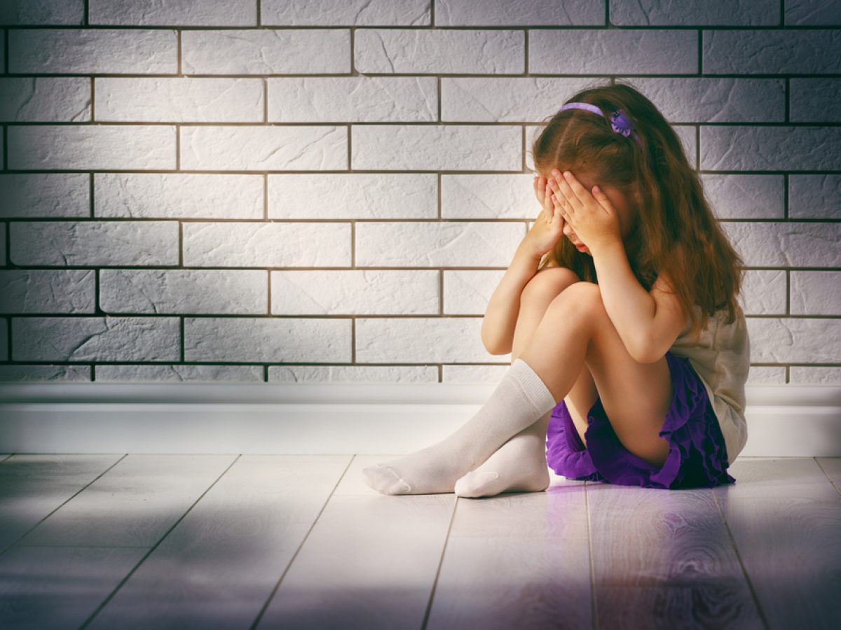 Τι κάνουμε όταν το παιδί φοβάται το σκοτάδι, τον αποχωρισμό ή το σχολείο…;