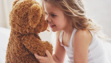 Το παιδί έχει φανταστικό φίλο: Πόσο φυσιολογικό είναι και τι πρέπει να κάνουν οι γονείς