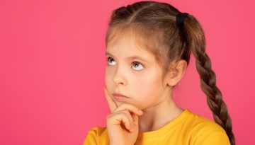 Το παιδί μου «κολλάει» στις σκέψεις του: Πώς να το βοηθήσω όταν αναλύει υπερβολικά τα πάντα (για να ηρεμήσει το μυαλό του)