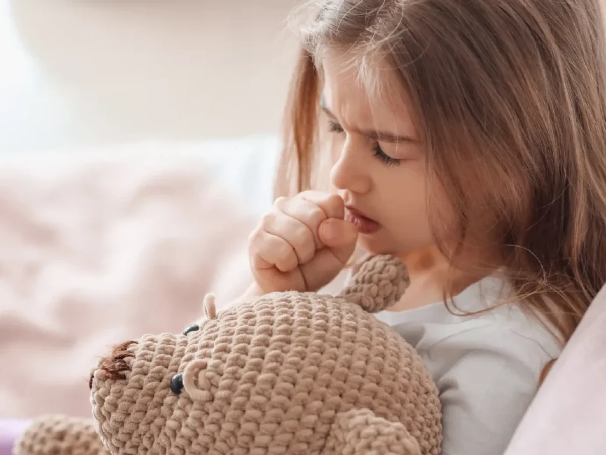 «Το παιδί μου βήχει, τι φάρμακο να δώσω;» – Ο παιδίατρος απαντά