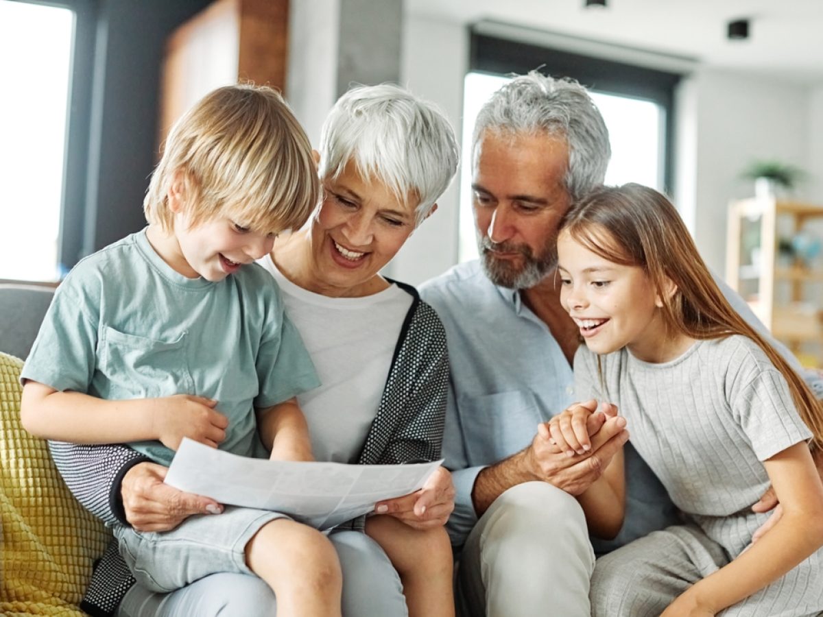 Βaby boomers-παππούδες: Μήπως κακομαθαίνουν τα εγγόνια;