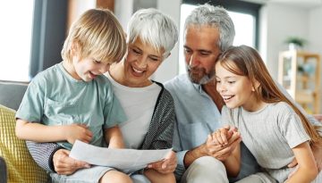 Βaby boomers-παππούδες: Μήπως κακομαθαίνουν τα εγγόνια;