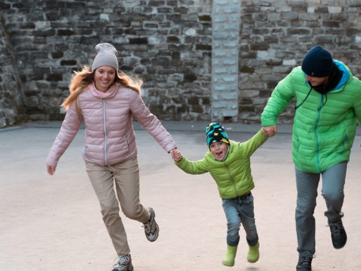 Βοηθάς απλώς… ή βιάζεσαι να κάνεις τα πάντα; Πώς να καταλάβεις αν είσαι από τους «υπερπροστατευτικούς γονείς»