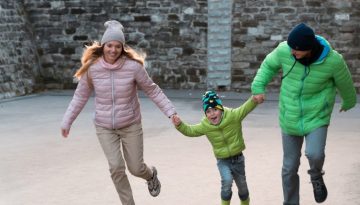 Βοηθάς απλώς… ή βιάζεσαι να κάνεις τα πάντα; Πώς να καταλάβεις αν είσαι από τους «υπερπροστατευτικούς γονείς»