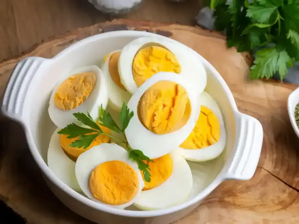 Ξεφλούδισε εύκολα το βραστό αυγό με ένα απλό κόλπο