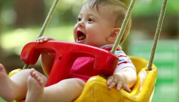 Από ποια ηλικία μπορώ να βάλω το μωρό στις κούνιες της παιδικής χαράς;