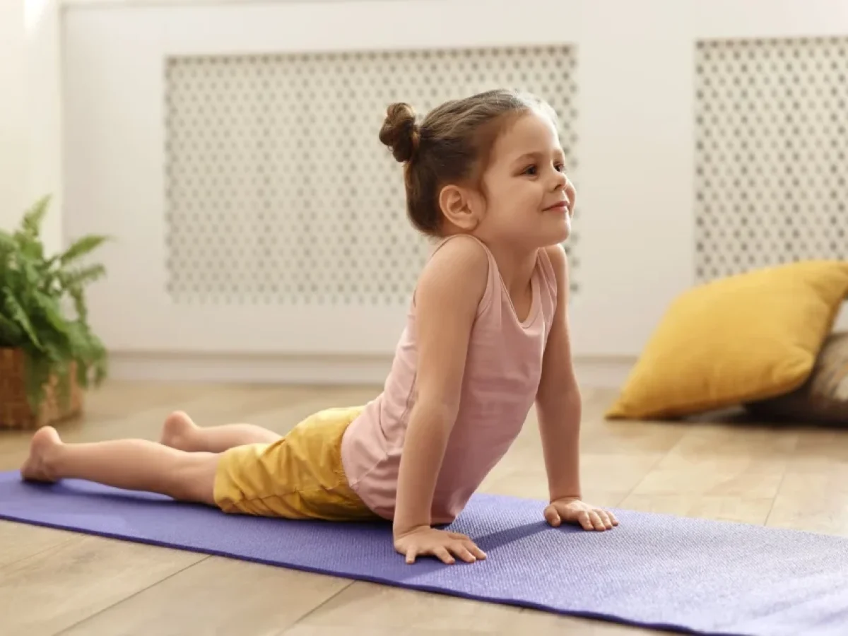 12 οφέλη της γιόγκα για το σώμα και την ψυχική υγεία του παιδιού