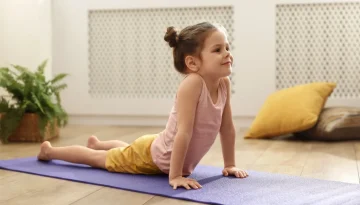 12 οφέλη της γιόγκα για το σώμα και την ψυχική υγεία του παιδιού