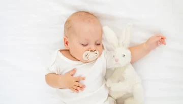 5 λάθη που κάνουν οι γονείς όταν κόβουν την πιπίλα στο μωρό