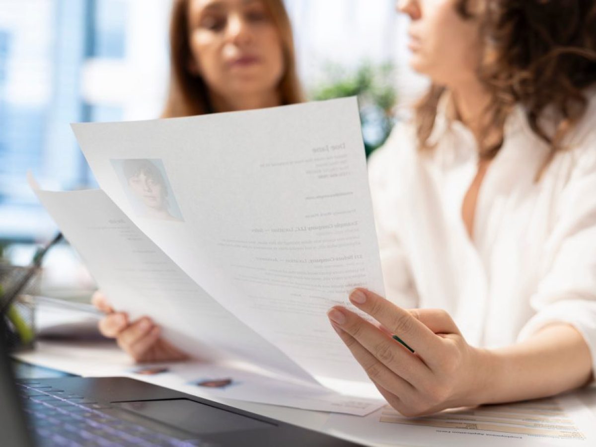 Babysitter: τι χαρτιά χρειάζεται για να εργαστεί νόμιμα;