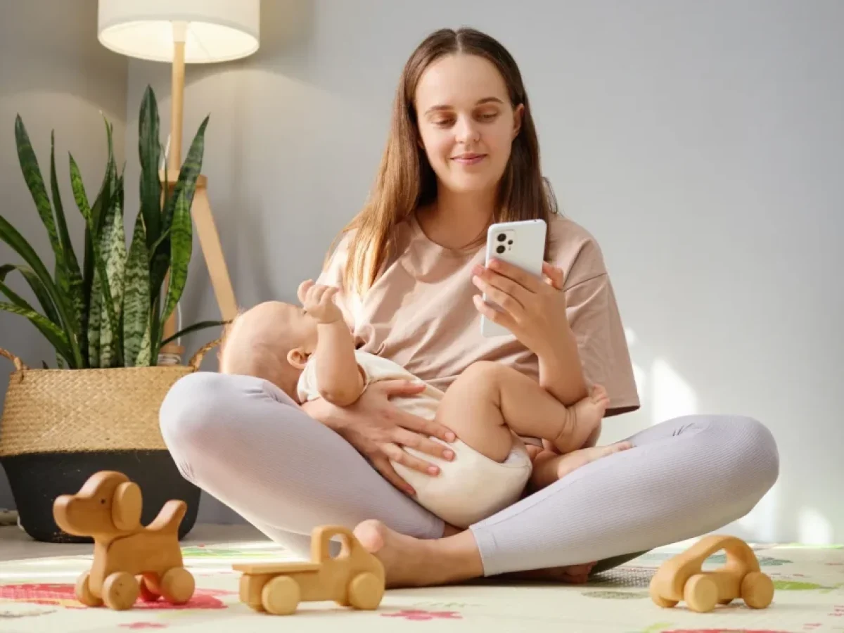 Birth-Tok: Γιατί οι μαμάδες μοιράζονται τις ιστορίες τοκετού τους στα social media