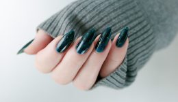 Evergreen-nails-to-mani-trend