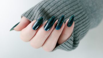 Evergreen nails: Το mani trend που αξίζει να δοκιμάσετε τον φετινό χειμώνα