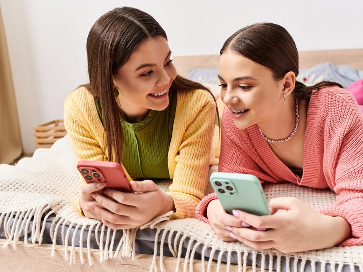 Social media: Έχουν και θετικά για τους έφηβους;