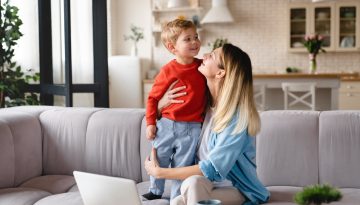 Επικοινωνιακά παιδιά: Η δεξιότητα που θα τα πάει μπροστά – Τη μαθαίνουν από εμάς