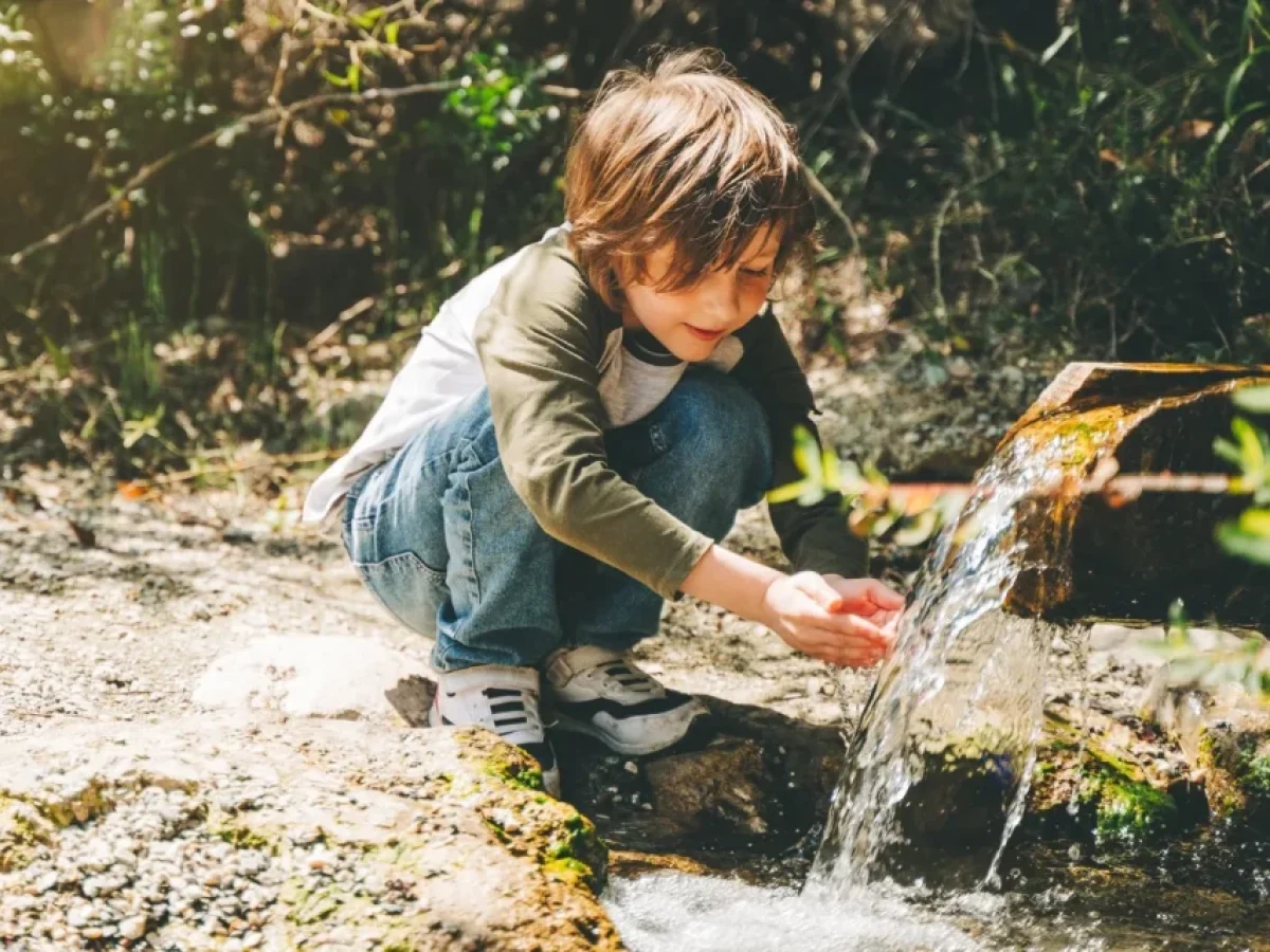 Γιατί τα παιδιά ηρεμούν δίπλα στο νερό – Η επιστημονική εξήγηση θα σας εκπλήξει