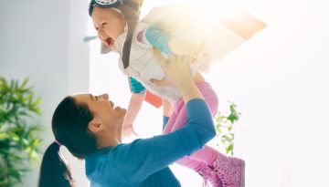 Γιατί τρέχεις να τα «φτιάξεις» όλα για το παιδί σου; Η ψυχολογική αλήθεια που πρέπει να μάθεις τώρα που είναι  ακόμα μικρό