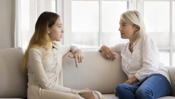 Γονείς: Πώς θα μιλήσετε στο παιδί για τα πρώτα φλερτ