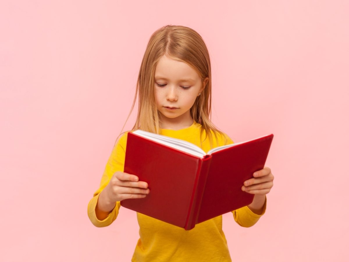 Η επιρροή των οθονών στη γλώσσα των παιδιών: Το λεξιλόγιο συρρικνώνεται