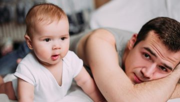 «Είμαι μια χαρά…»: Γιατί οι νέοι μπαμπάδες κρύβουν την επιλόχεια κατάθλιψη (και πώς να τους βοηθήσεις να ζητήσουν βοήθεια)