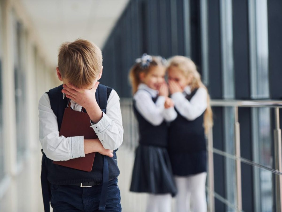 Είναι αγένεια ή εκφοβισμός στο σχολείο; Ο απόλυτος οδηγός για να βοηθήσετε το παιδί σας να ξεχωρίσει τις διαφορές (και να αντιδράσει σωστά)