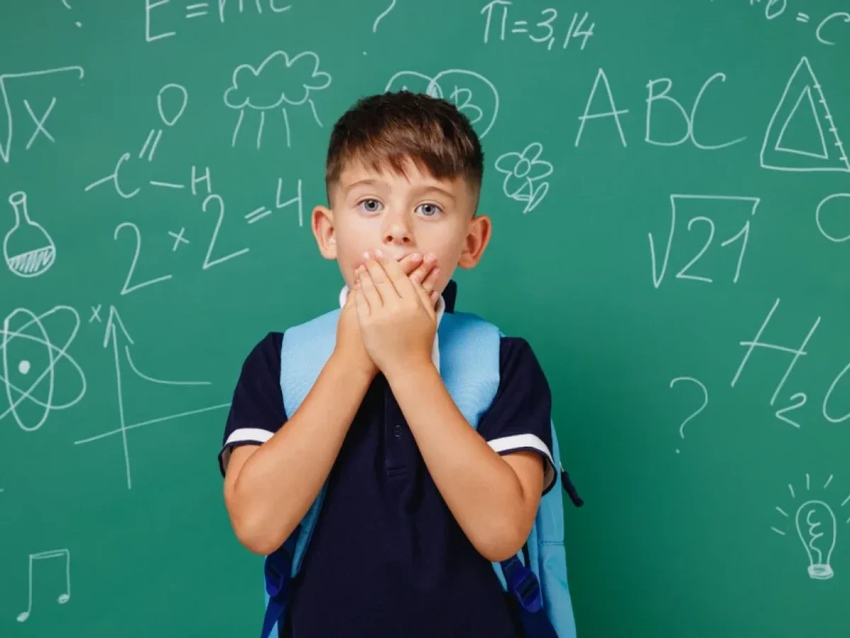 Κατάλαβε ότι κάτι δεν πάει καλά με το μπλουζάκι του γιου της – Το σημείωμα της δασκάλας… ήταν καταλυτικό