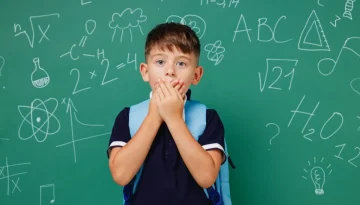 Κατάλαβε ότι κάτι δεν πάει καλά με το μπλουζάκι του γιου της – Το σημείωμα της δασκάλας… ήταν καταλυτικό