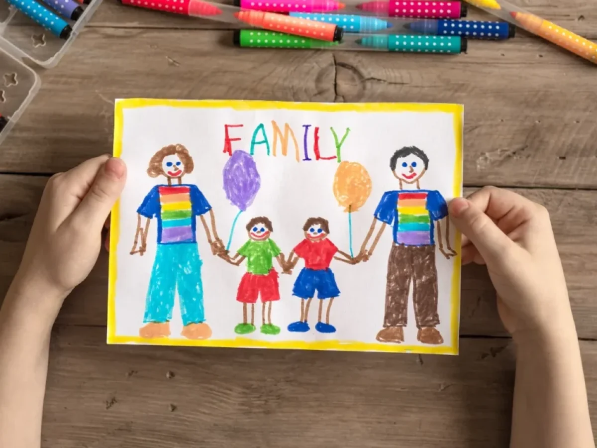«Κάτι εδώ… δεν μας μοιάζει!»: 4χρονο ζωγραφίζει την οικογένεια και η μαμά «παγώνει»