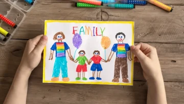 «Κάτι εδώ… δεν μας μοιάζει!»: 4χρονο ζωγραφίζει την οικογένεια και η μαμά «παγώνει»