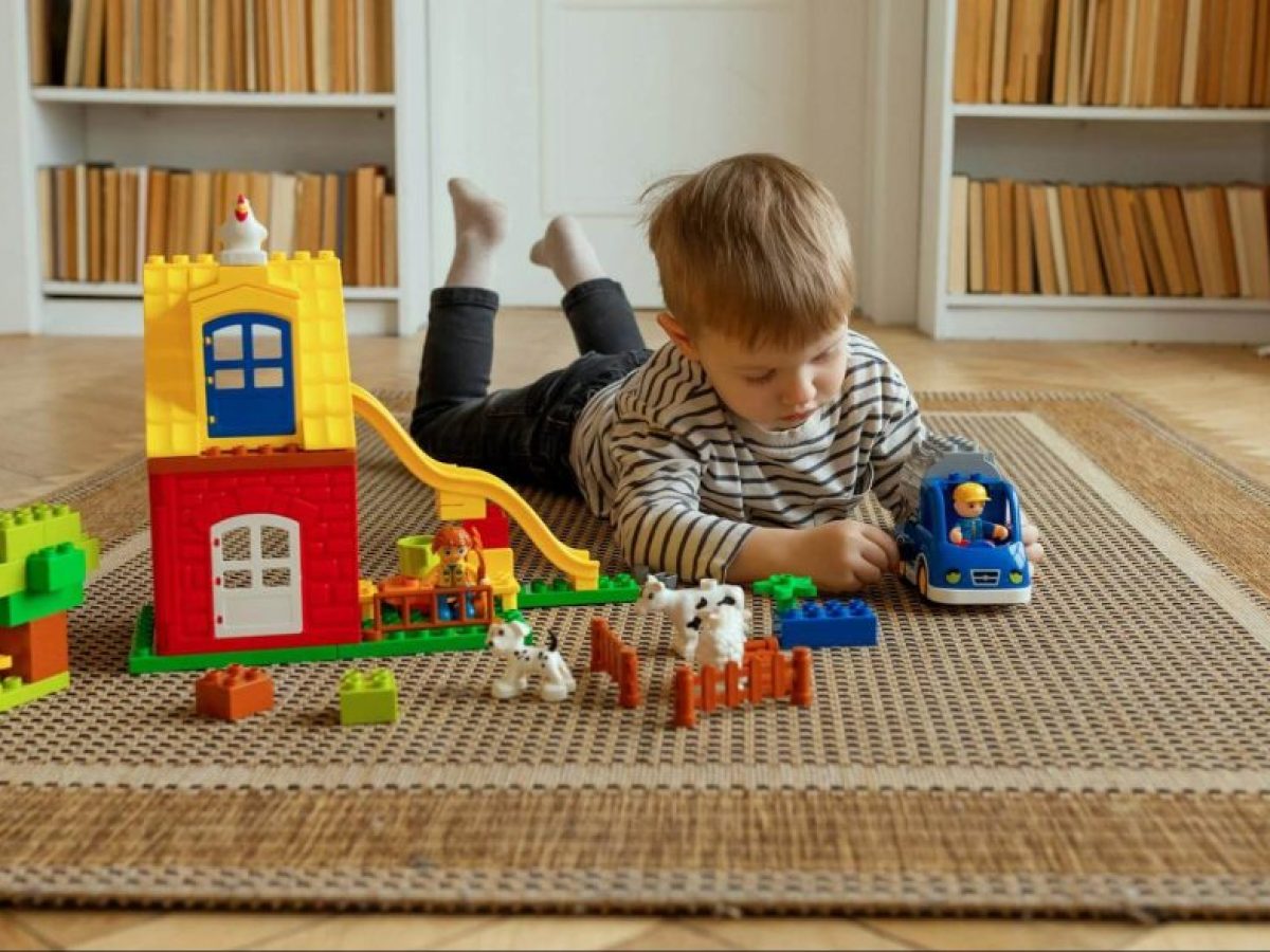 Μαμά, άσε με! Τι κερδίζουν τα παιδιά όταν δεν ανακατευόμαστε στο παιχνίδι τους