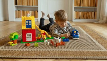 Μαμά, άσε με! Τι κερδίζουν τα παιδιά όταν δεν ανακατευόμαστε στο παιχνίδι τους