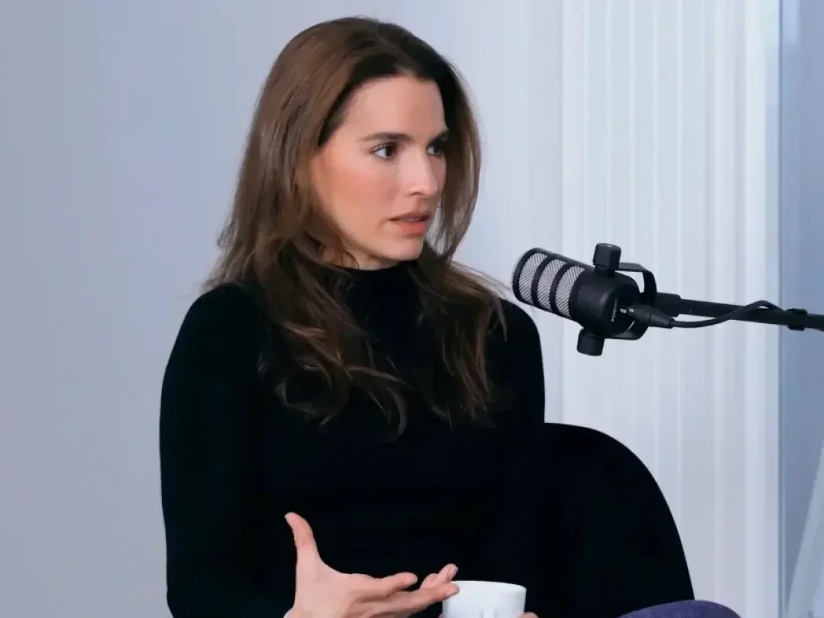 Μελία Κράιλινγκ: «Στη εφηβεία ήμουν πολύ θυμωμένη με τη μητέρα μου, ήμασταν σε κόντρα»