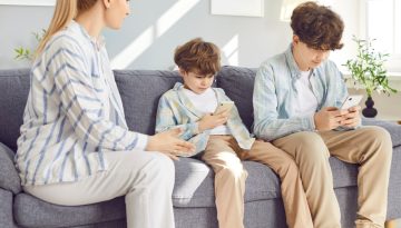 Μια μικρή οθόνη μεγαλώνει το χάσμα ανάμεσα σε γονείς και παιδιά