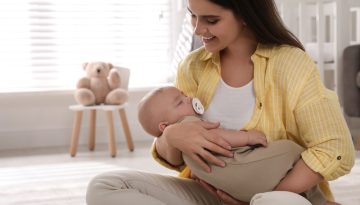 Μωρά: Γιατί βοηθά να τα κουνάμε, όταν κλαίνε;