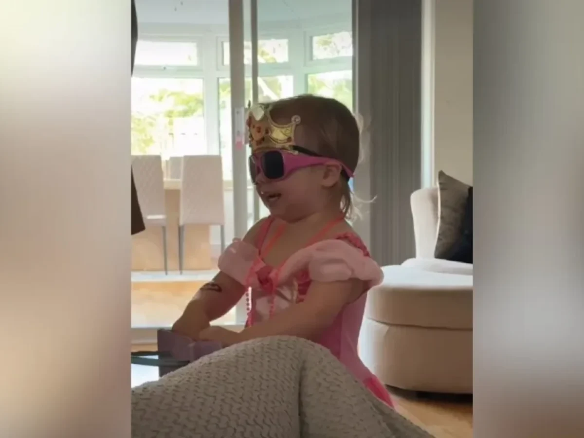 Νήπιο κάνει… royal είσοδο και το ίντερνετ κλαίει από τα γέλια