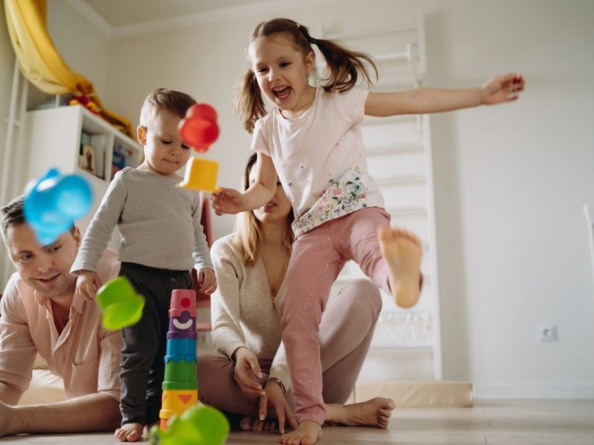 Ώρα για παιχνίδι: Γιατί οι ειδικοί προτείνουν να κάνετε ένα βήμα πίσω για να μάθει το παιδί περισσότερα