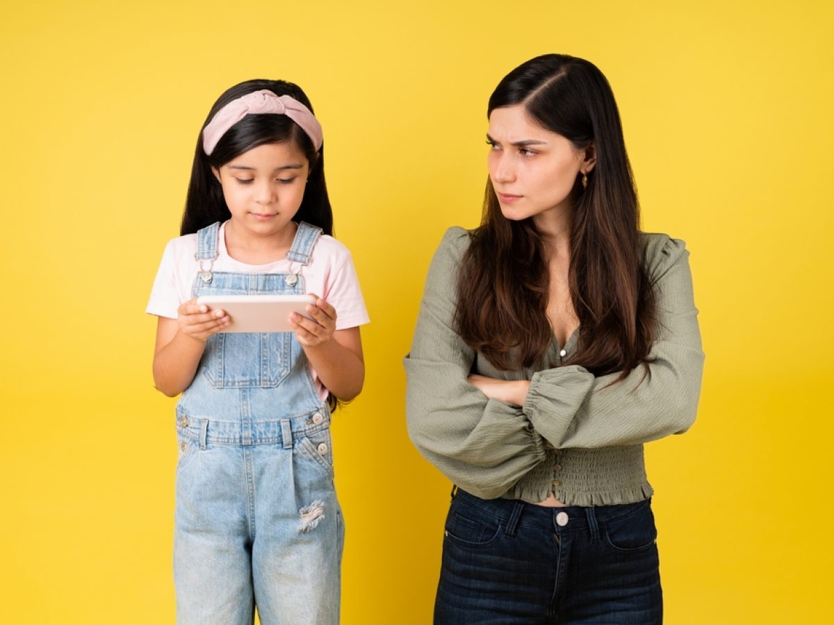 Οθόνες: Απομακρύνουν τον γονιό από το παιδί;