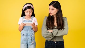 Οθόνες: Απομακρύνουν τον γονιό από το παιδί;