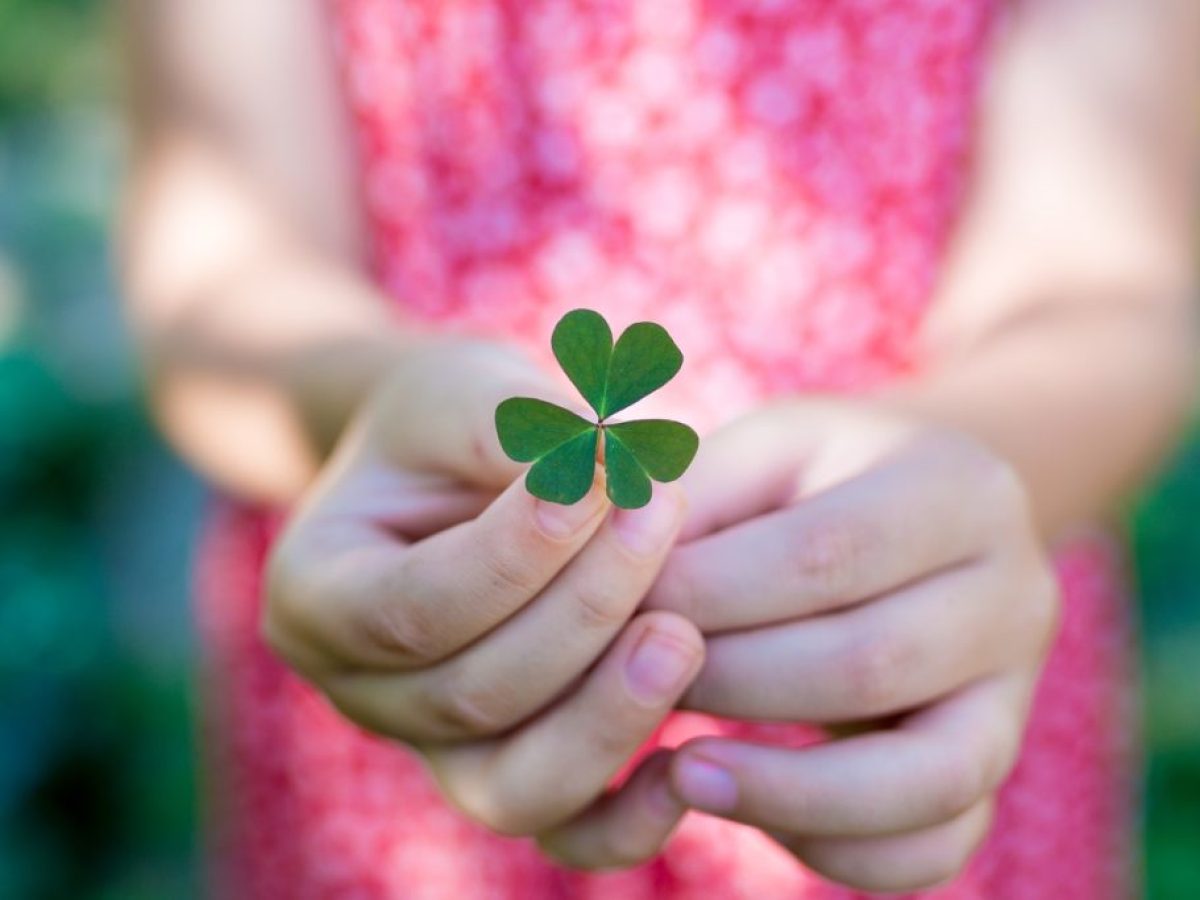 Παρασκευή και 13: Πώς να μεγαλώσετε παιδιά που δεν πιστεύουν σε προλήψεις (και έχουν κριτική σκέψη)