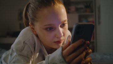 Πώς να βοηθήσετε το παιδί σας να σταματήσει το doomscrolling;