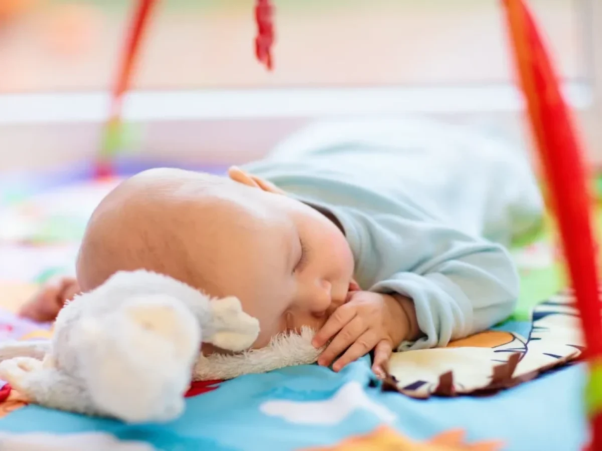 Πότε είναι ασφαλές να βάλω το μωρό να κοιμηθεί μπρούμυτα;