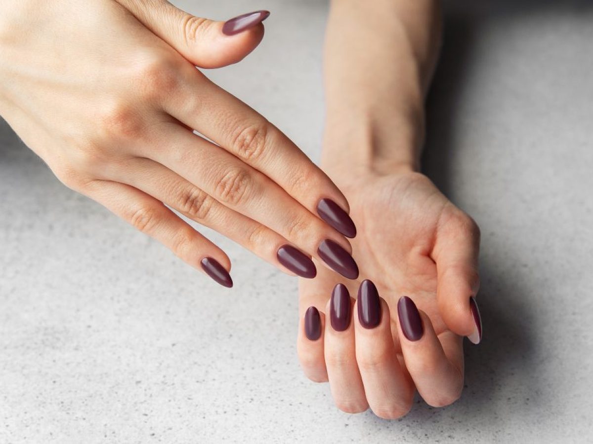 Σας αρέσουν τα αμυγδαλωτά νύχια; 5 nail designs για να υιοθετήσετε