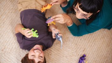 Σε μια καθημερινότητα γεμάτη φροντιστήρια, τάμπλετ και προγράμματα, έχουμε ξεχάσει τη σημασία παιχνιδιού: Δεν είναι πολυτέλεια, είναι ανάγκη