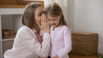 Τα παιδιά ακούν τα πάντα: Οι μικροί κατάσκοποι «στήνουν αυτί»